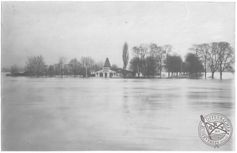 1920 Bootshaus im Hochwasser